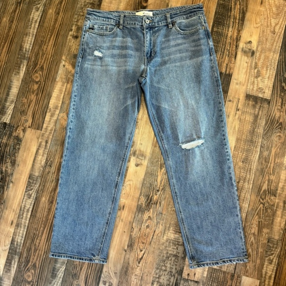 NWOT KanCan Straight Leg Distressed Mid Rise Stretchy Jeans‎ Size 32